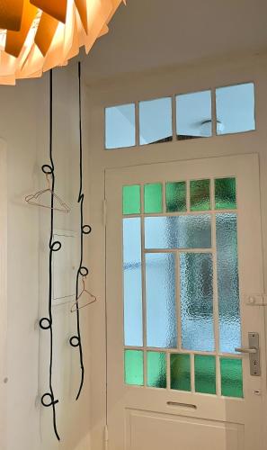 a room with a door and a window at 3 Zimmer Ferienwohnung Burghof mit Balkon im Herzen Flensburgs in Flensburg