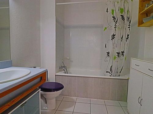 La salle de bains est pourvue d'une baignoire, de toilettes et d'un rideau de douche. dans l'établissement Spacieux rez-de-jardin avec terrasse et accès direct à la piscine à Sète - FR-1-472A-171, à Sète