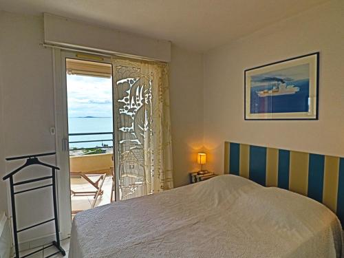 une chambre avec un lit et une vue sur l'océan dans l'établissement Superbe T3 avec terrasse face à la mer, Sète, accès direct plage, piscine, 4 pers. - FR-1-472A-175, à Sète