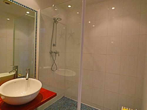 La salle de bains est pourvue d'une douche en verre, d'un lavabo et d'un lavabo. dans l'établissement Superbe T3 avec terrasse face à la mer, Sète, accès direct plage, piscine, 4 pers. - FR-1-472A-175, à Sète