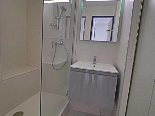 une salle de bain avec douche et lavabo dans l'établissement Appartement 2 Pièces Cabine avec Terrasse, Parking, 6 Pers - FR-1-472A-184, à Sète