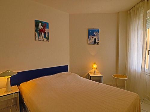 une chambre avec un lit et deux tableaux au mur dans l'établissement Appartement 2 Pièces Cabine avec Terrasse, Parking, 6 Pers - FR-1-472A-184, à Sète