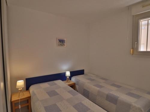 une chambre avec deux lits et une fenêtre dans l'établissement Confortable 27m² avec WIFI, loggia et parking à Sète - FR-1-472A-205, à Sète