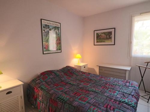 une chambre avec un lit et deux tables et une fenêtre dans l'établissement Appartement Climatisé Front de Mer avec Terrasse, Piscine, et Garage Privatif à Sète - FR-1-472A-217, à Sète