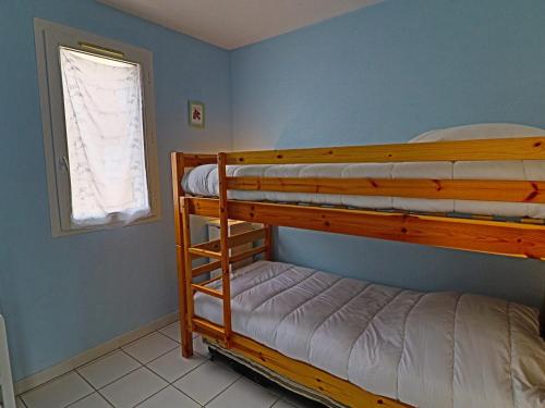 deux lits superposés dans une chambre avec fenêtre dans l'établissement 3 pièces climatisé avec terrasse à Sète - FR-1-472A-206, à Sète