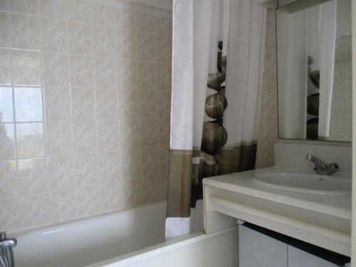 une salle de bain avec un lavabo et une baignoire dans l'établissement Appartement 2 Pièces Cabine, Terrasse Vue Mer & Parking Privé - FR-1-472A-214, à Sète