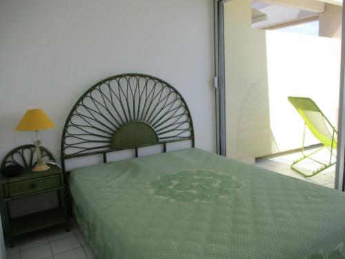 - une chambre avec un lit doté d'un couvre-lit vert dans l'établissement Appartement 2 Pièces Cabine, Terrasse Vue Mer & Parking Privé - FR-1-472A-214, à Sète