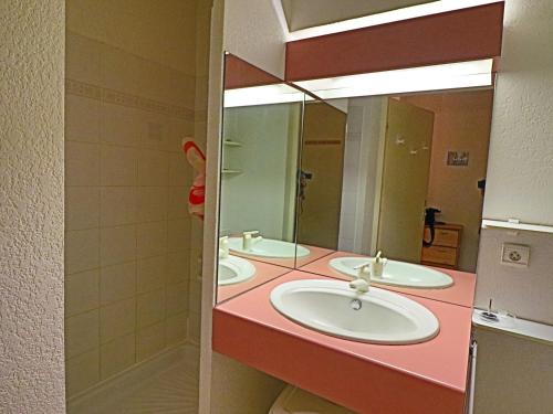 une salle de bain avec deux lavabos et un grand miroir dans l'établissement Appartement T2 climatisé avec terrasse et parking privé, à 100m de la plage à Sète - FR-1-472A-218, à Sète