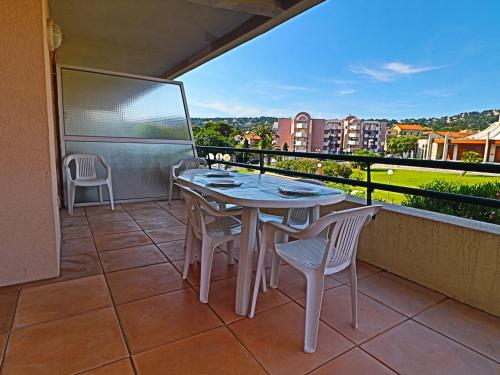 un patio avec une table et des chaises sur un balcon dans l'établissement Appartement T2 climatisé avec terrasse et parking privé, à 100m de la plage à Sète - FR-1-472A-218, à Sète
