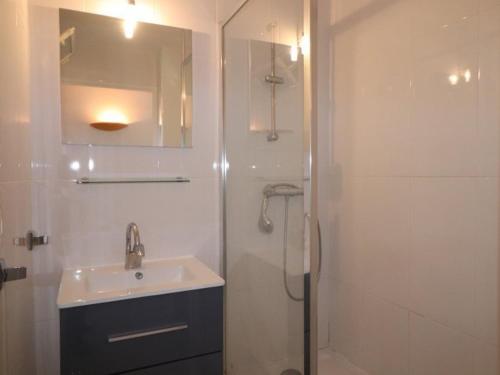 une salle de bain avec une douche et un lavabo et une douche dans l'établissement Appartement 2 pièces cabine, 6 pers, terrace face plage à Sète, 2 étoiles, Clévacances 2 clés - FR-1-472A-223, à Sète