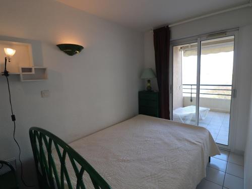 une chambre avec un lit blanc et une fenêtre dans l'établissement Appartement 2 pièces cabine, 6 pers, terrace face plage à Sète, 2 étoiles, Clévacances 2 clés - FR-1-472A-223, à Sète