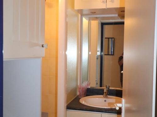 une salle de bain avec un lavabo et un miroir dans l'établissement Charmant 2 pièces cabine à Sète, vue mer, parking, terrasse - FR-1-472A-196, à Sète