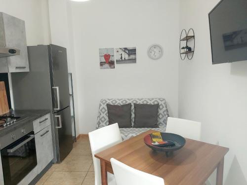 een keuken met een houten tafel en een eetkamer bij L'appartamento sul borgo in Santa Lucia