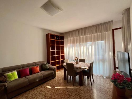 un salon avec un canapé et une table dans l'établissement casa Alexander, à Marina di Massa