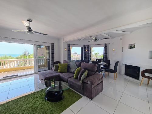 Χώρος καθιστικού στο Mediterranean Luxury Villa by NRAS