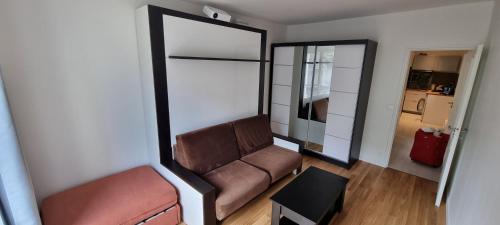 - un salon avec un canapé et un miroir dans l'établissement PARIS AURIOL, à Paris
