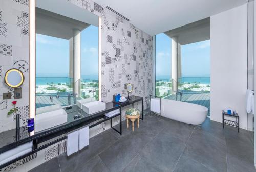 Phòng tắm tại The Oberoi Beach Resort, Al Zorah