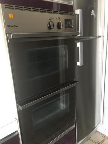 La cuisine est équipée d'un four en acier inoxydable. dans l'établissement Lou Suquetan, à Cannes