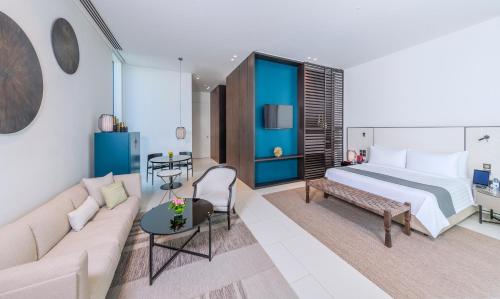 Letto o letti in una camera di Al Zorah Beach Resort