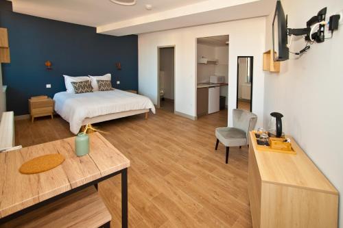 ein Schlafzimmer mit einem Bett und einem Schreibtisch in einem Zimmer in der Unterkunft LE BON LABOUREUR in Moulins-Engilbert