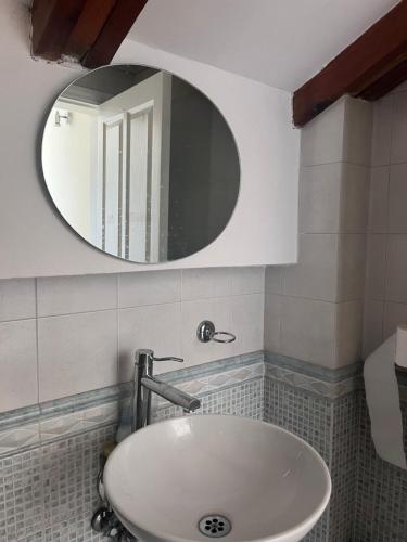 Un baño de Blue Door Hostel