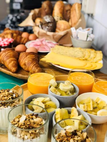 un tavolo apparecchiato con tanti tipi diversi di cibo di Brinkzate - De Brink a Dwingeloo