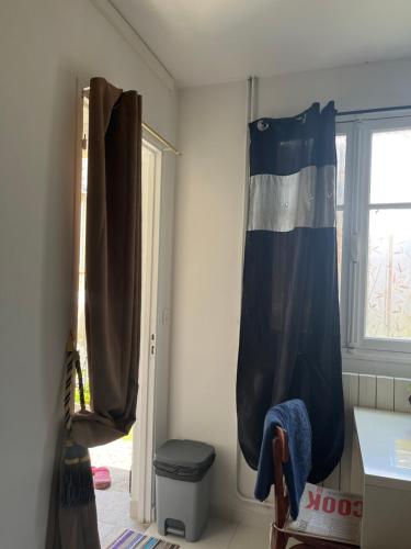uma casa de banho com uma janela e uma cortina num quarto em Vaudes chambre em Vaudes