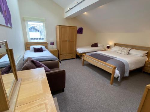 pokój hotelowy z 2 łóżkami i kanapą w obiekcie The Shelbourne w mieście Southport