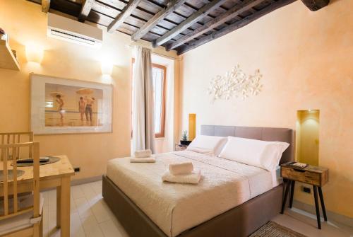 Schlafzimmer mit einem Bett, einem Tisch und einem Fenster in der Unterkunft Trinità dei Monti Piazza di Spagna in Rom