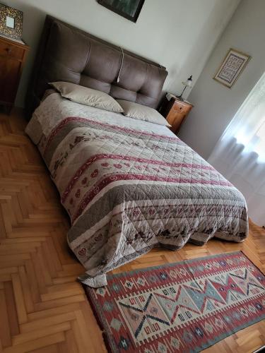 1 dormitorio con 1 cama con manta y alfombra en B&B Flauto Magico, 