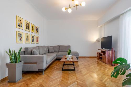 Televízia a/alebo spoločenská miestnosť v ubytovaní Luxury Museum Apartment Athena