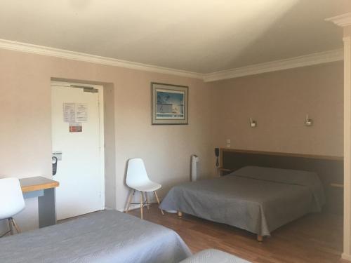 Postel nebo postele na pokoji v ubytování Hôtel Au Val De Saône Free Parking