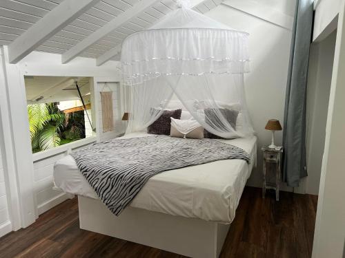 Tempat tidur dalam kamar di Le Cottage