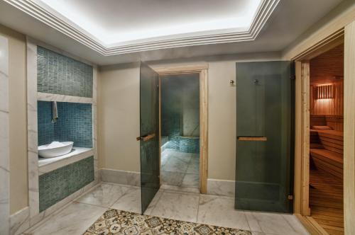 uma casa de banho com um chuveiro e um lavatório. em Kaya İstanbul Fair & Convention em Istambul