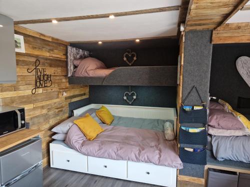 Bunk bed o mga bunk bed sa kuwarto sa Birdsong lodge - peaceful - dog friendly