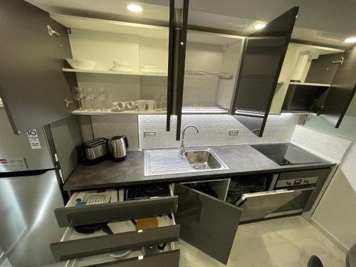 eine kleine Küche mit Spüle und Kühlschrank in der Unterkunft Tenerifeopenhome Luxury comfort Studio in playa Las Americas in Playa de las Americas