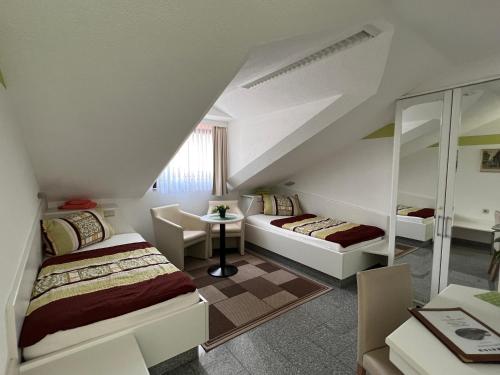 Кровать или кровати в номере Hotel und Pension Am Burchardikloster