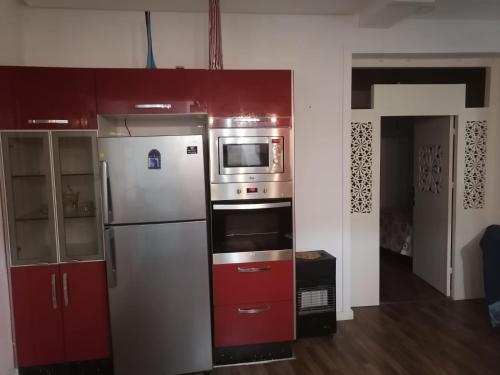 La cuisine est équipée d'un réfrigérateur et d'un four micro-ondes. dans l'établissement Casa Tligui, à Assilah