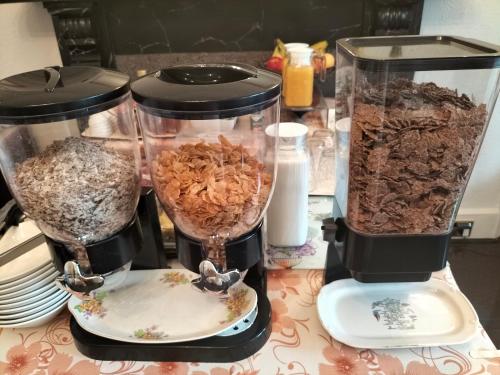 Makanan di atau berdekatan rumah tamu ini