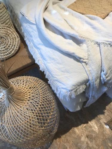 a pair of baskets sitting next to a mattress at Ratatouille in Mayrinhac-Lentour