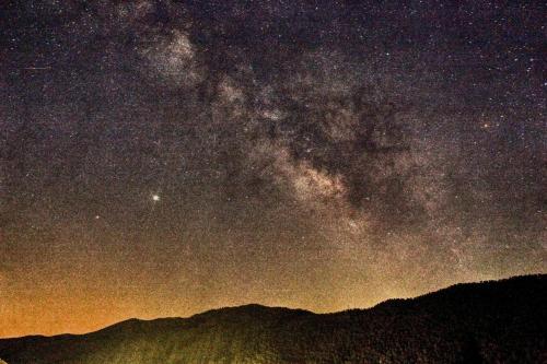a starry night with the milky way over the mountains at Miralmundo Alojamientos rurales Ayna - CASA RURAL 3 estrellas in Ayna