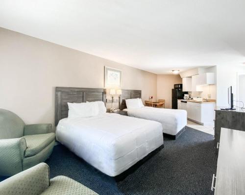 Säng eller sängar i ett rum på Ocean Court Beachfront Hotel