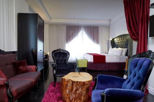 a hotel room with a bed and a table and chairs at Hotel Chez Swann in Montréal