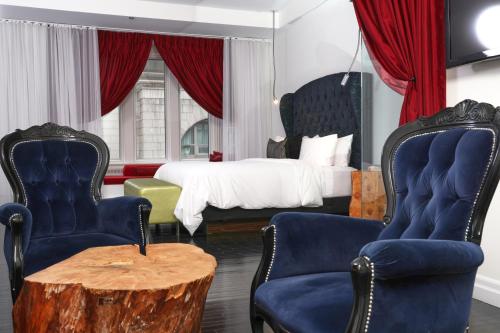 ein Hotelzimmer mit einem Bett, einem Tisch und Stühlen in der Unterkunft Hotel Chez Swann in Montreal