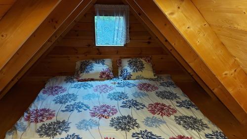 Bett im Dachgeschoss eines Blockhauses in der Unterkunft Intsu cabin ''Marju Kuut'' in Liiva