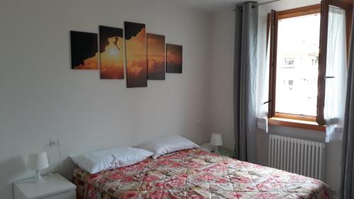 a bedroom with a bed and a window at Sarca Riverside in Arco