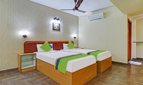 a bedroom with a large bed in a room at Treebo Akshaya Mayflower Vijaya Bank Layout in Bengaluru