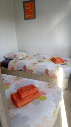 - 2 lits avec serviettes dans une chambre dans l'établissement La Halte, à Villeret