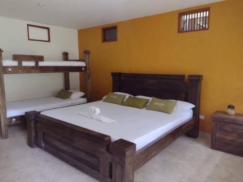 1 dormitorio con 2 camas y 2 literas en Finca Hotel La Consentida Escondida, en San Jerónimo
