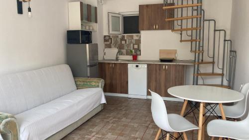 マンガリアにあるLaNoi LaVoiのリビングルーム(ソファ、テーブル付)、キッチンが備わります。